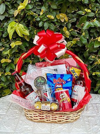 Cesta Tricolor: Celebração com Sabor e Encanto