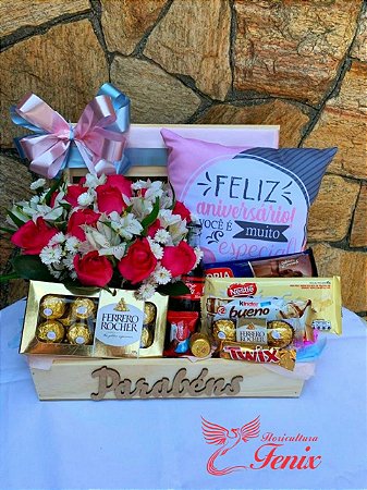 Baú de aniversário com arranjo de rosas & Chocolates