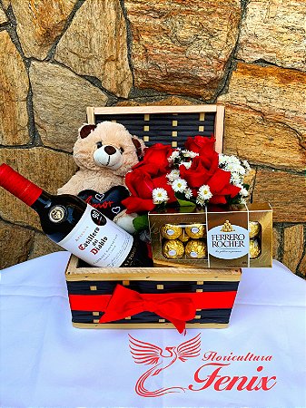 Luxuoso baú com Flores Vinho Pelúcia e Chocolate