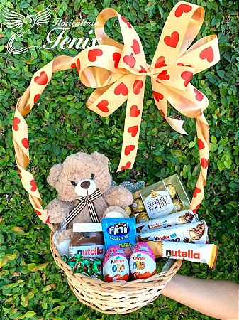 Cesta Especial de Chocolate com Pelúcia