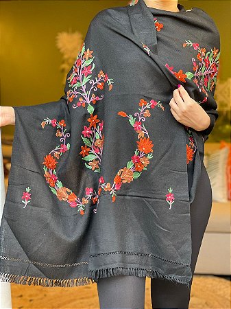 Echarpe Bordada -  Preto Com Detalhe Vermelho