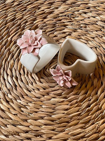 Porta Guardanapos de Cerâmica - Camélia Rosa Bebê - Coração - Unidade