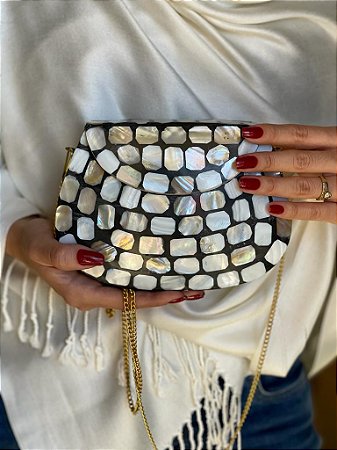 Bolsa Clutch em Metal  - Preta e Madrepérolas  - Com Alça