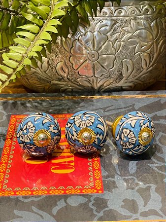 Puxador em Ceramica - Pintado - Azul Claro - Acabamento Dourado