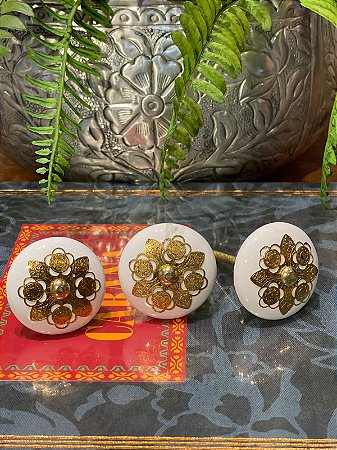 Puxador em Cerâmica - Pintado - Branco e Dourado - Acabamento Dourado