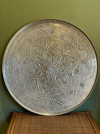 Bandeja - Relevo - Metal - Prata - 66CM