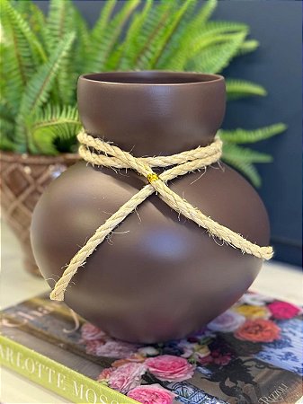 Vaso - Ceramica - Marrom - Detalhes em Corda de Sisal