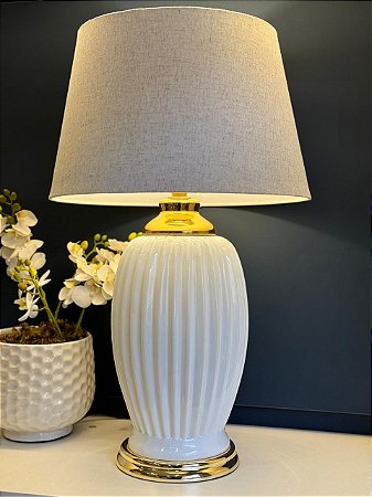 Abajur - Cerâmica - Branco e Dourado com Cúpula