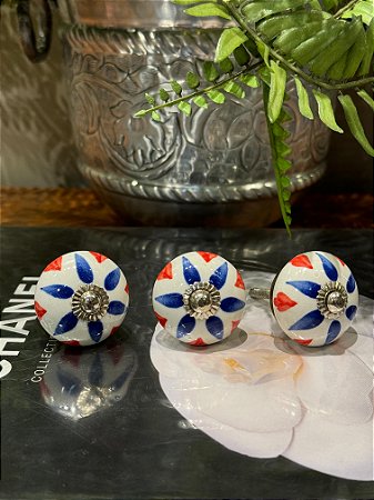 Puxador em Cerâmica - Pintado - Vermelho e Azul - Acabamento Prateado