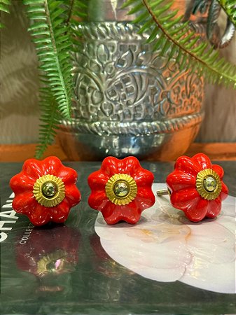 Puxador em Ceramica - Pintado - Vermelho - Acabamento Dourado