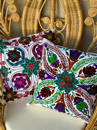 Kit 2 Capas de Almofadas - Bordadas - Branco e Colorido