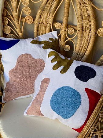 Kit 2 Capas de Almofadas - Bordadas - Branco e Colorido