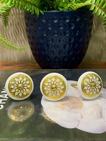 Puxador em Cerâmica - Pintado - Branco e Dourado - Acabamento Dourado