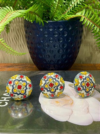 Puxador em Cerâmica - Pintado - Azul e Amarelo - Acabamento Prateado