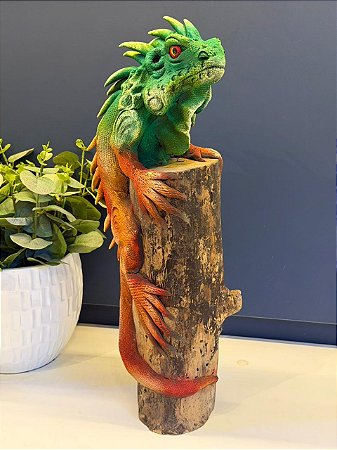 Escultura Iguana - Decorativa - Madeira e Resina - Vermelho, Amarelo e Verde