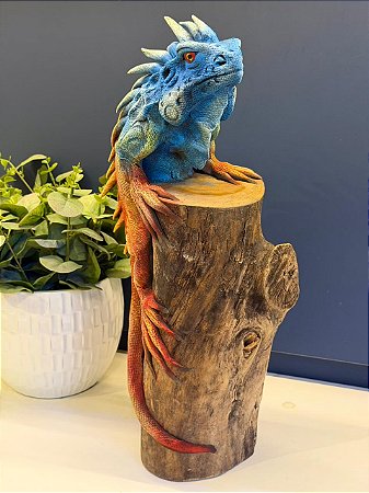 Escultura Iguana - Decorativa - Madeira e Resina - Azul e Vermelho