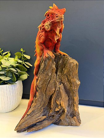 Escultura Iguana - Decorativa - Madeira e Resina - Vermelho e Amarelo