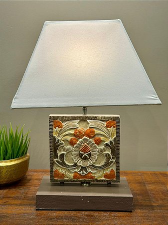 Abajur Flor - Madeira - Com Base - Marrom, Laranja e Amarelo - Com Cúpula