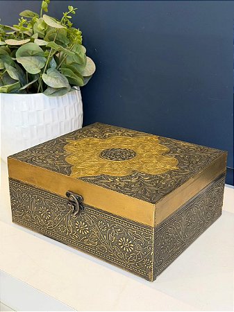 Caixa Decorativa - Porta Joias - Madeira - Aplique em Metal - Marrom e Dourado - 24X20,5