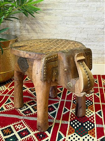 Banqueta Elefante com Aplique em Metal - Madeira - Marrom e Dourado - 38CM