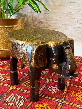 Banqueta Elefante com Aplique em Metal - Madeira - Envernizado - Marrom e Dourado - 31CM