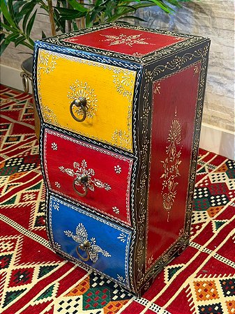 Gaveteiro em Madeira - Pintado à mão - 3 Gavetas - Vermelho e Colorido