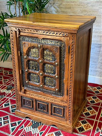 Gaveteiro em Madeira Entalhada - Aplique em Metal - Marrom