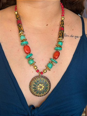 Colar - Metal e Resina - Vermelho, Turquesa e Dourado