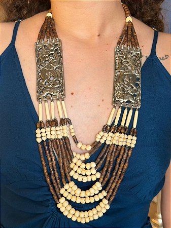 Colar - Metal e Resina - Marrom e Bege