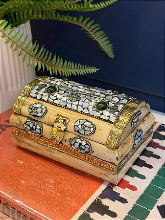 Caixa Decorativa - Porta Jóias - Osso e Metal - Madrepérolas e Dourado - 15x10