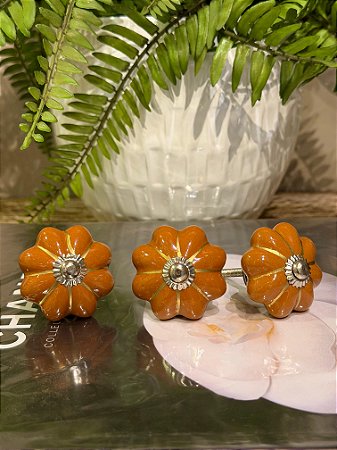 Puxador em Cerâmica - Pintado - Marrom - Acabamento Prateado