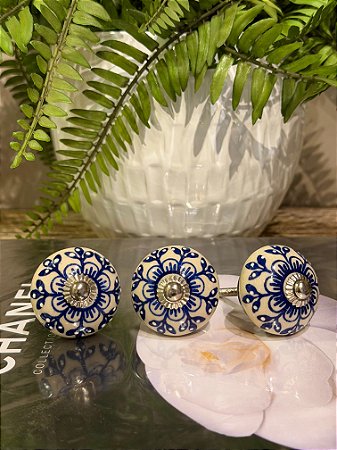 Puxador em Cerâmica - Pintado - Azul - Acabamento Prateado