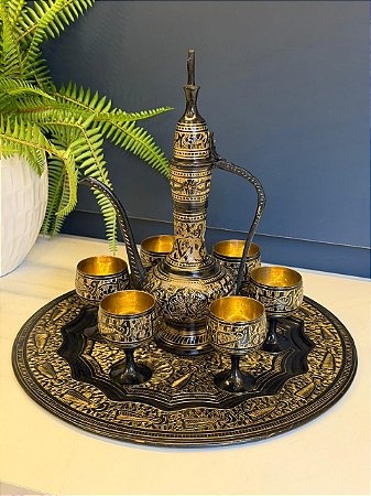 Jogo de Copos e Ânfora com Bandeja - Bronze Burilado - Preto e Dourado - Decorativo