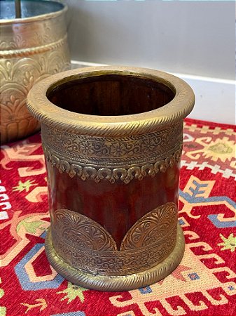 Vaso em Madeira - Aplique em Metal - 23CM