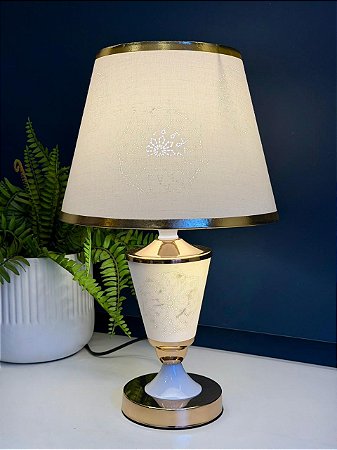 Abajur - Tecido e Metal - Off White e Dourado - com Cúpula