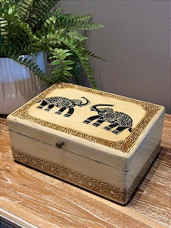 Caixa Decorativa - Porta Joias - Madeira - Aplique em Metal - Off White e Dourado - 25X18CM