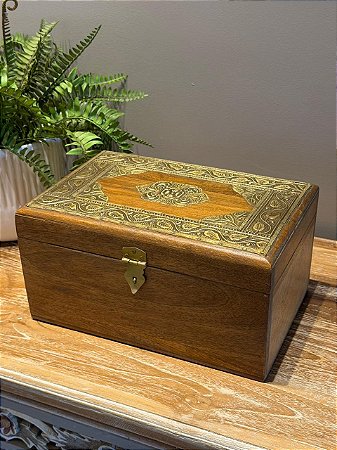 Caixa Decorativa - Porta Joias - Madeira - Aplique em Metal - Dourado - 30X20CM
