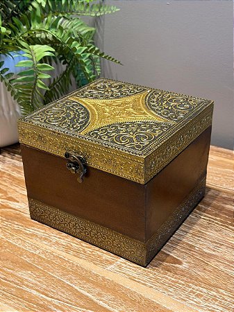 Caixa Decorativa - Porta Joias - Madeira - Aplique em Metal - Dourado - 16X16CM