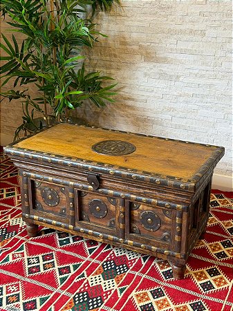 Baú - Indiano - Aplique em Metal - Pintado à mão - Marrom e Dourado