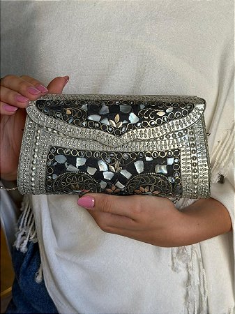 Bolsa Clutch em Metal - Madrepérolas, Preto e Prata - Com Alça