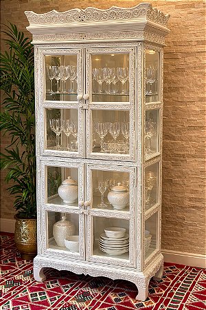 Cristaleira Entalhada com Portas de Vidro