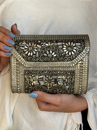 Bolsa Clutch em Metal - Preto, Branco e Prata - Com Alça