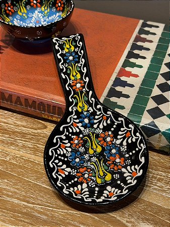 Descanso de Colher - Turco - Cerâmica - Preto e Colorido