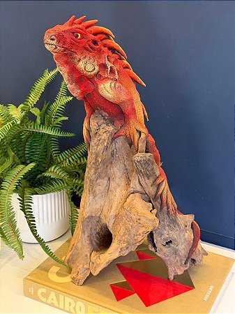 Escultura Iguana - Decorativa - Madeira e Resina - Vermelho e Marrom