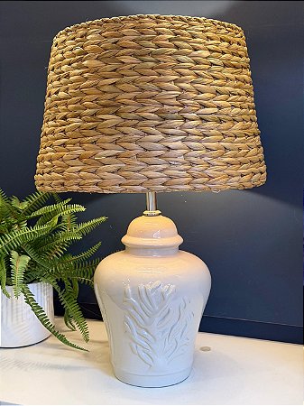 Abajur - Cerâmica - Coral - Off White com Cúpula de Palha