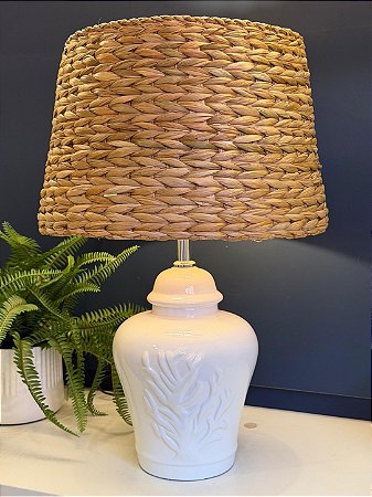 Abajur - Cerâmica - Coral - Branco com Cúpula de Palha