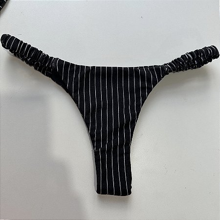 Calcinha Semi Fio fru-fru lateral risca giz preta 016 (top não incluso)