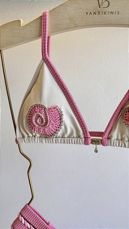 Top cortininha com bojo removível 018 com detalhes em crochê Plisse rosa Off White Ilhabela (CALCINHA NÃO INCLUSO)