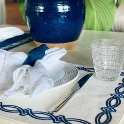 JOGO AMERICANO TRULY BRANCO COM BORDADO AZUL