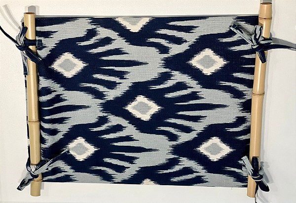 BANDEJA DE COLO PRI IKAT AZUL PIETRA C/ BAMBU - UNIDADE